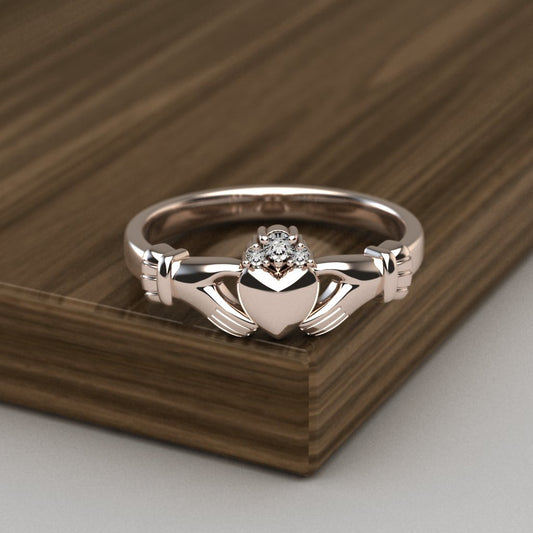 gold claddagh ring 