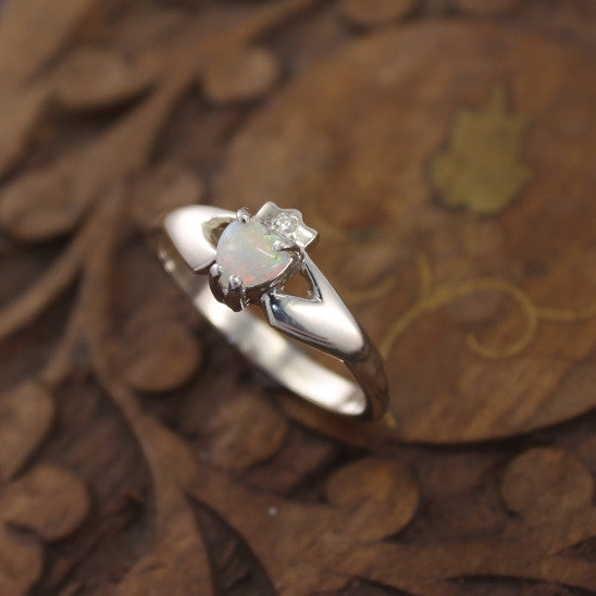 Opal claddagh ring deals
