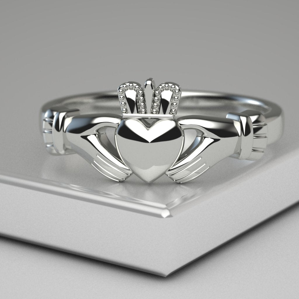 gold claddagh ring