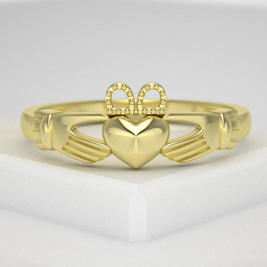 gold claddagh ring