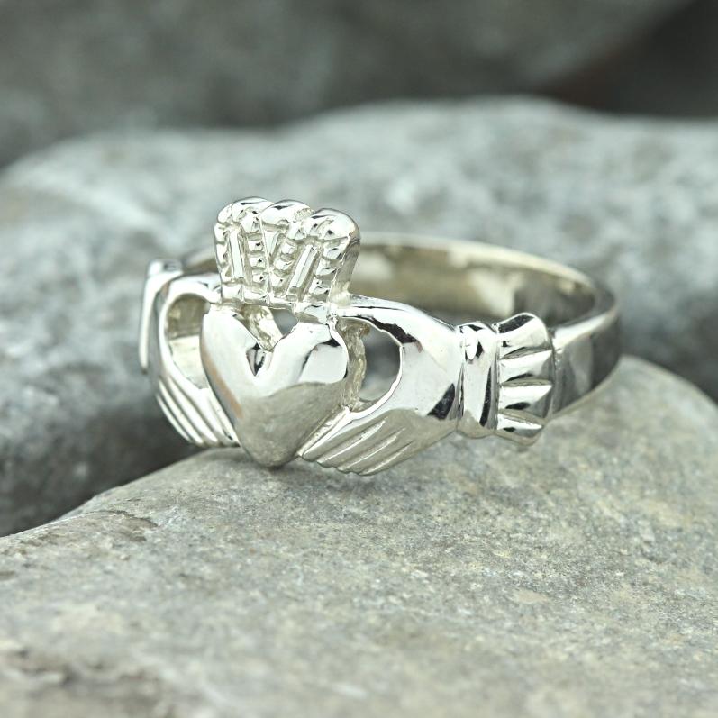 mens claddagh ring