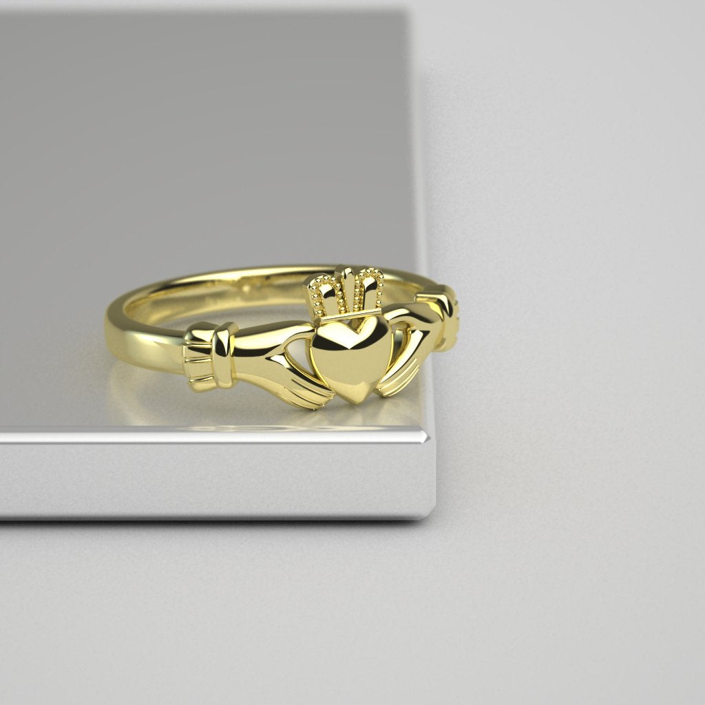 gold claddagh ring