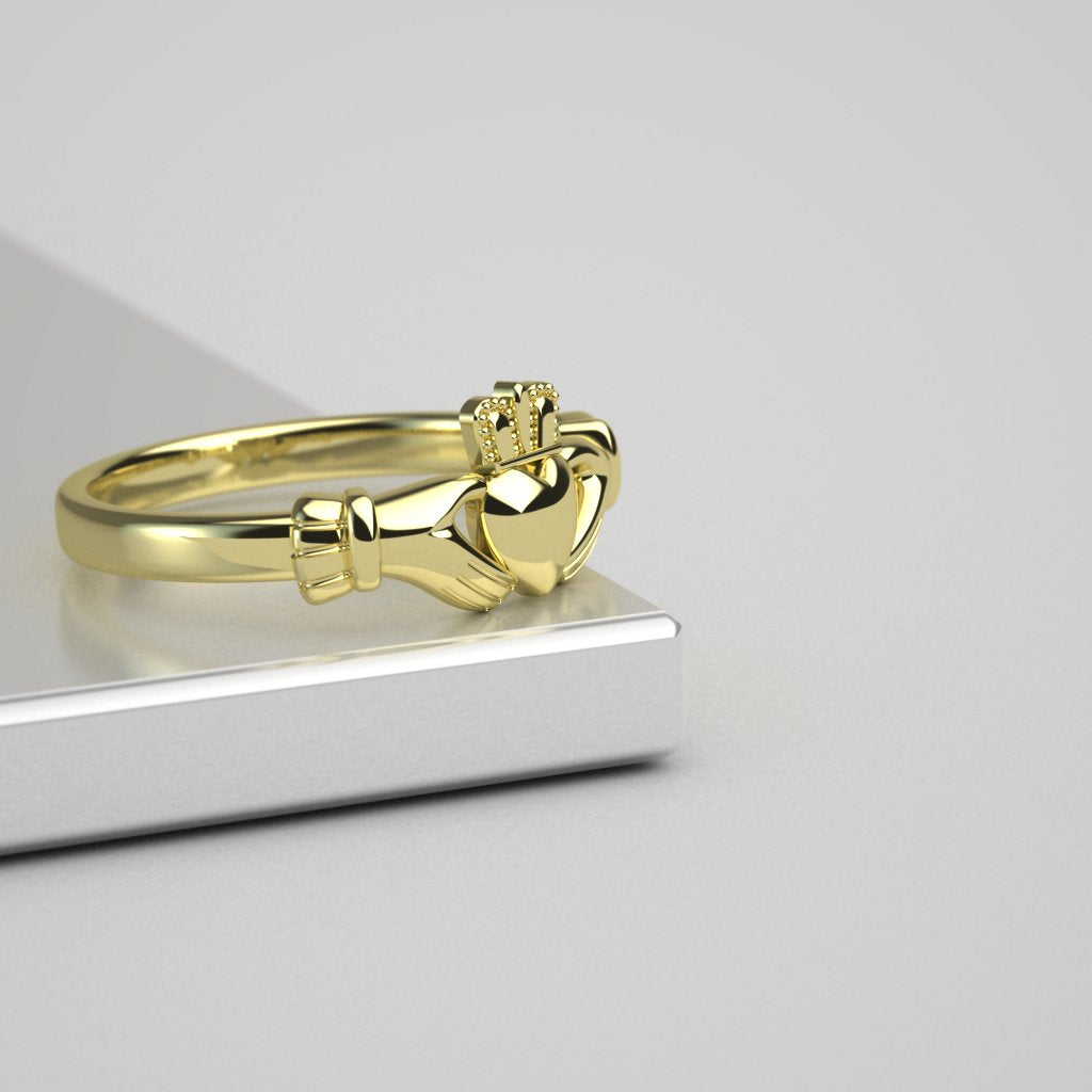 gold claddagh ring