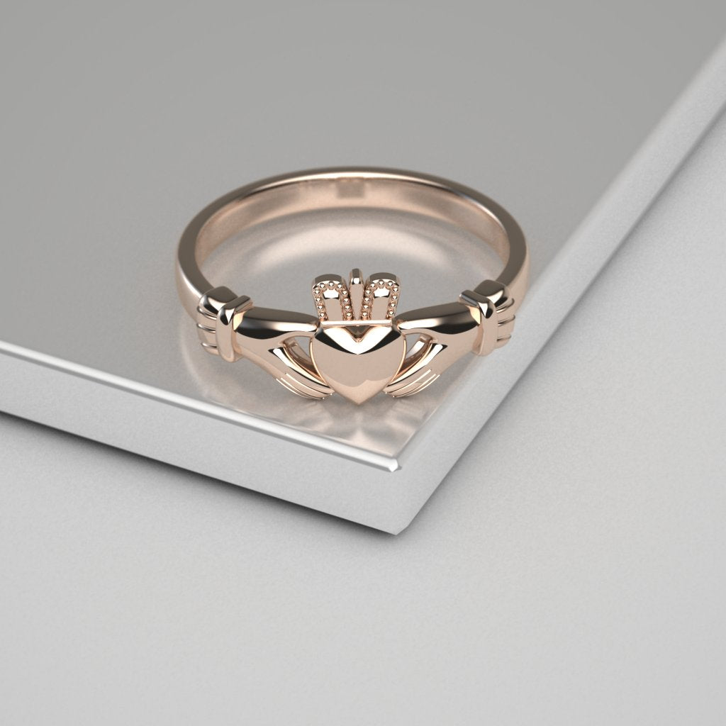 gold claddagh ring