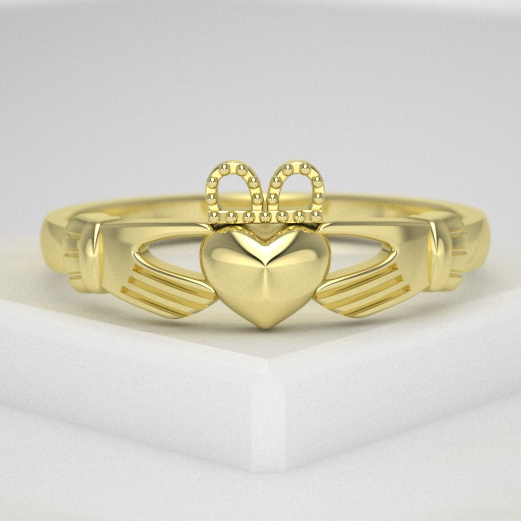 gold claddagh ring