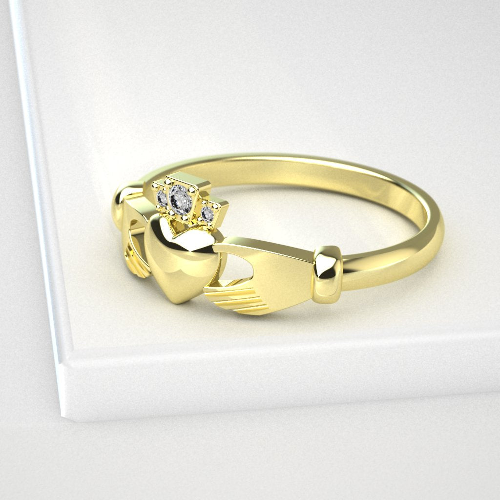 Gold claddagh ring 