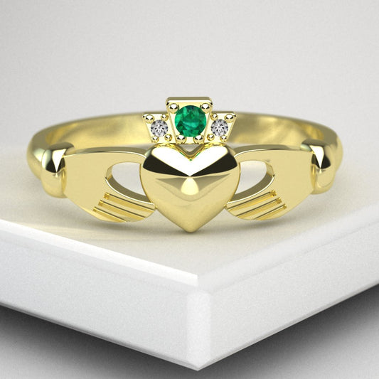 Emerald claddagh ring