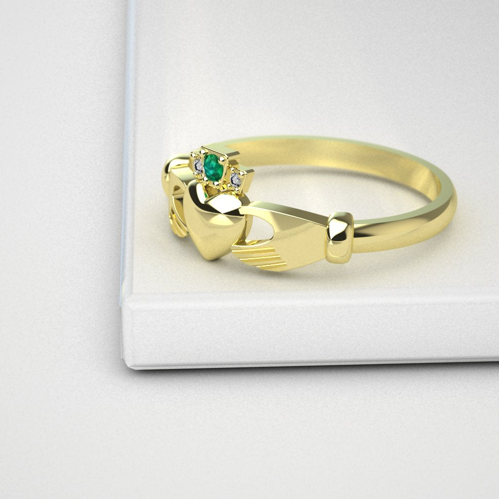 Emerald claddagh ring