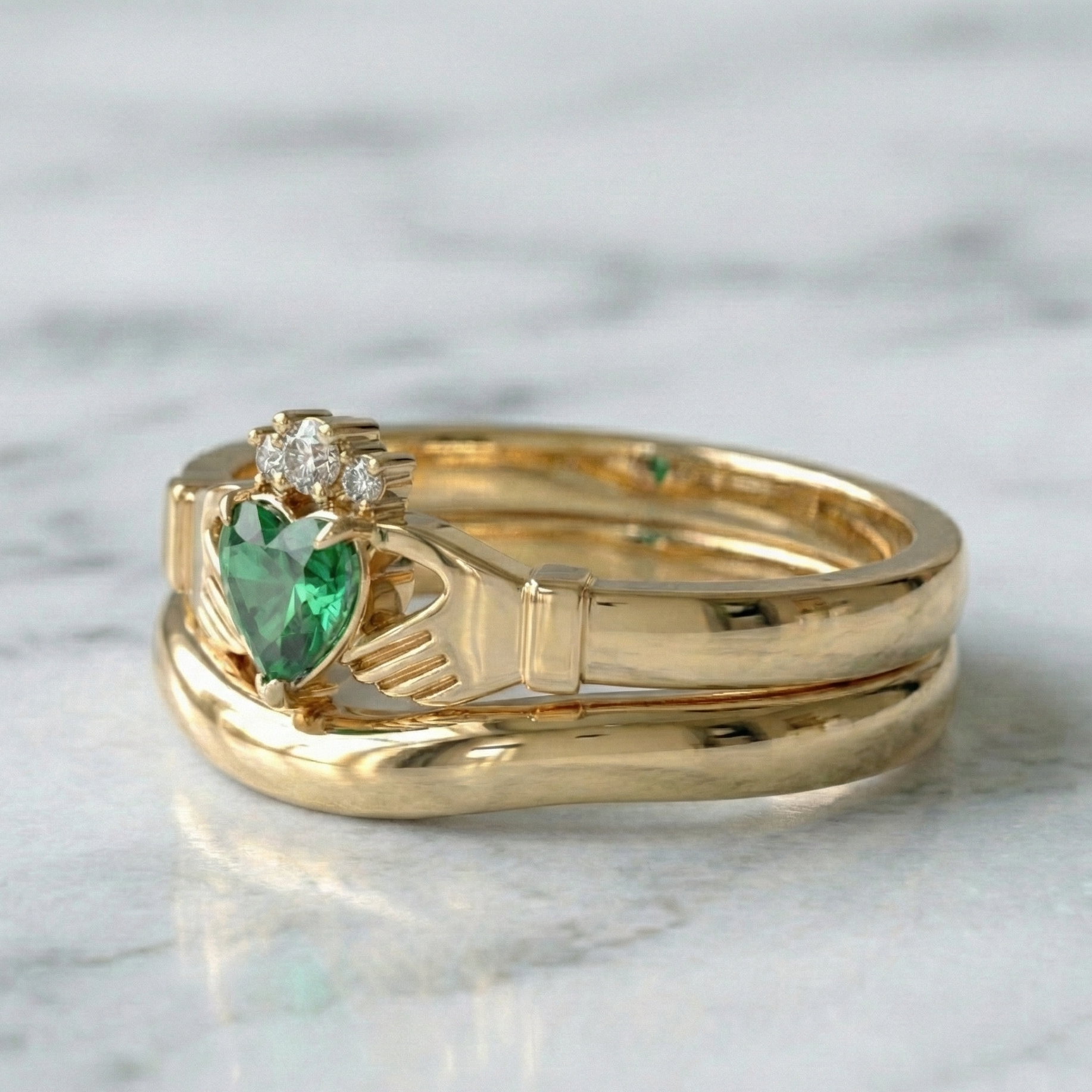 emerald claddagh ring