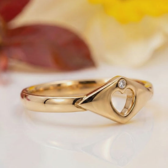 modern cladadgh ring with a floral backround