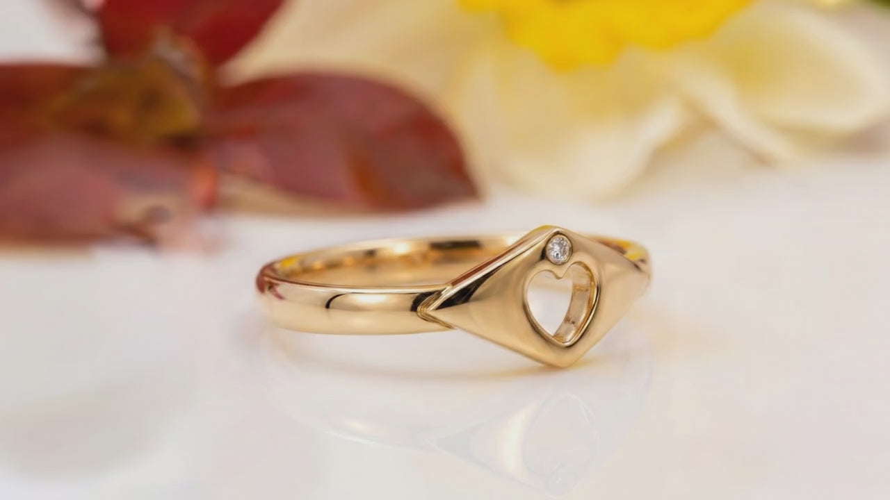 modern cladadgh ring with a floral backround