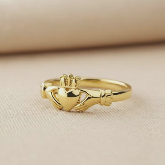 yellow gold claddagh ring video