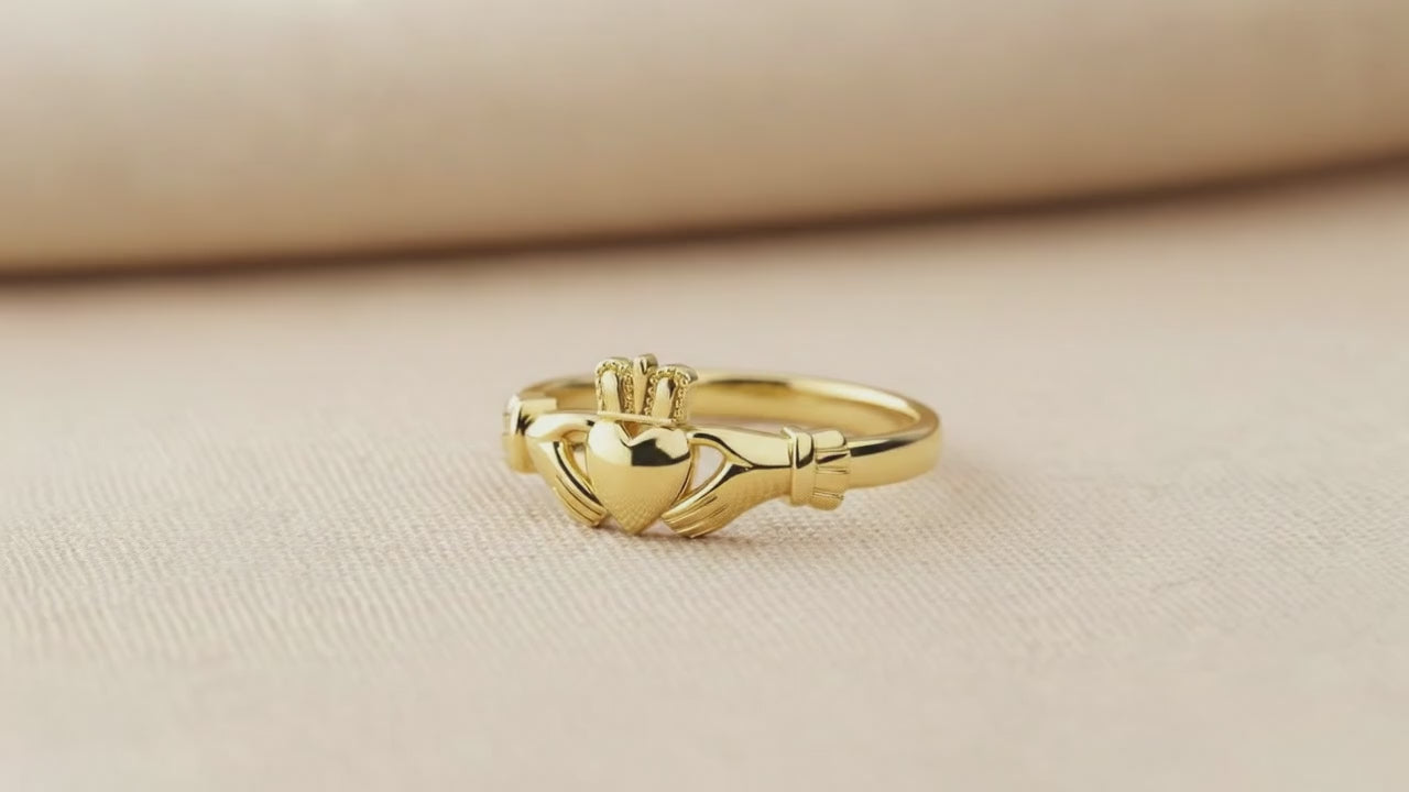 yellow gold claddagh ring video