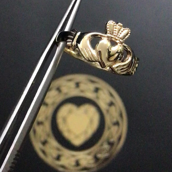gold claddagh ring 