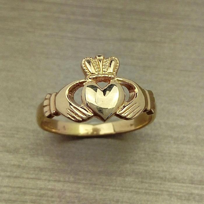 gold claddagh ring
