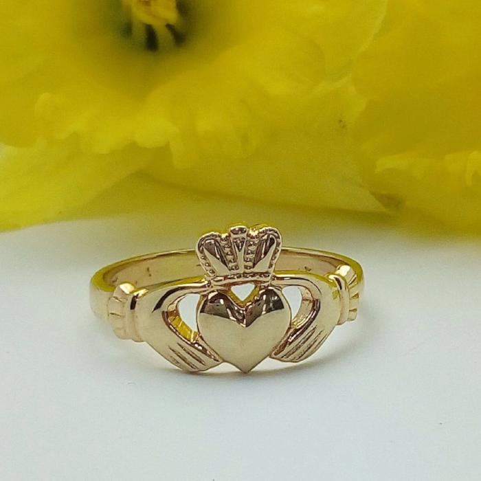 classic ladies claddagh ring in yellow gold