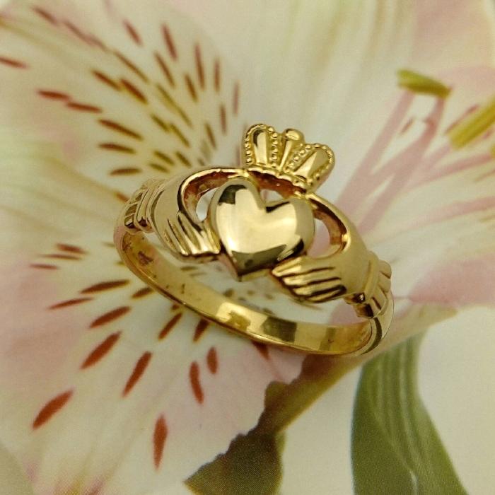 gold claddagh