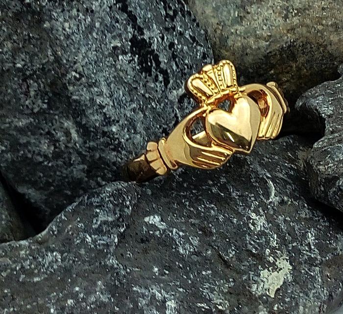 yellow gold claddagh ring 
