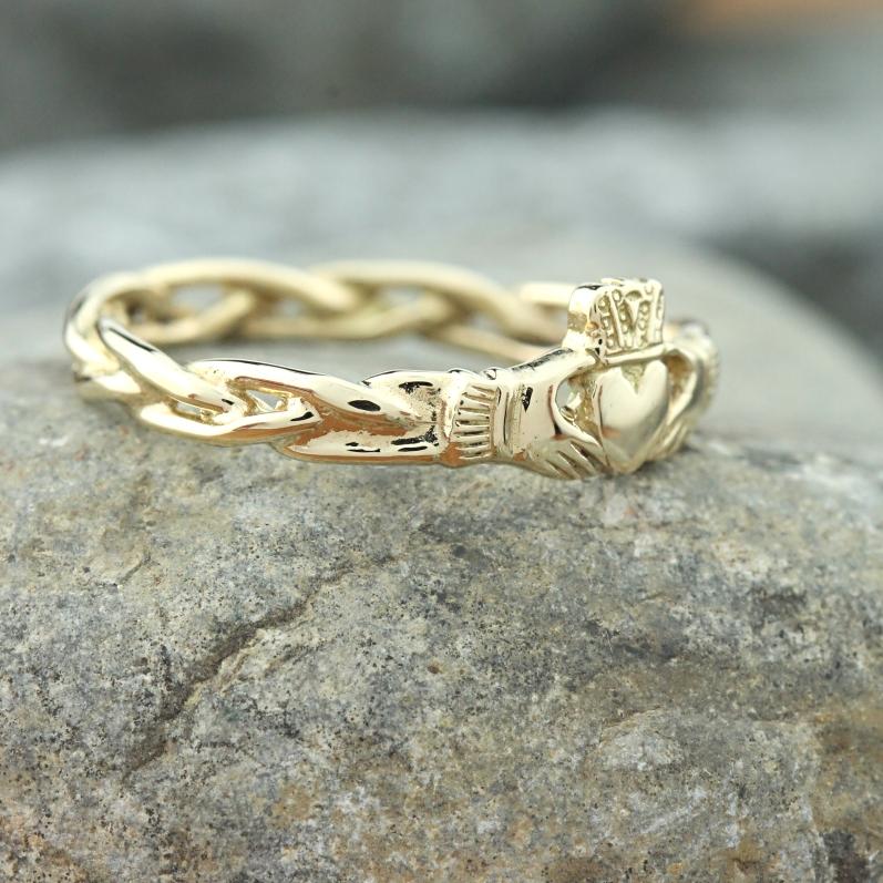 Jewelry - 10K Gold Claddagh Ring, Ladies Claddagh Ring On Celtic Rope Band.