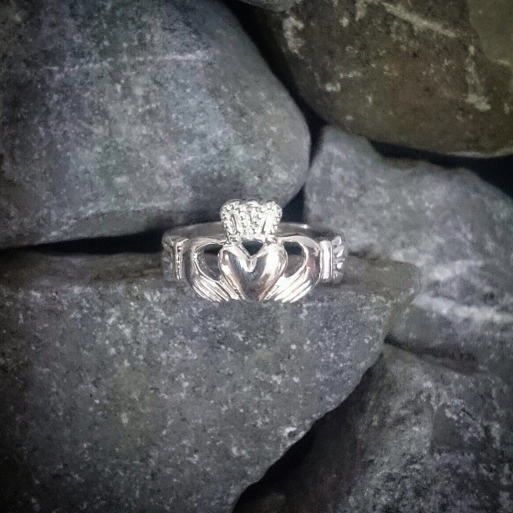 mens claddagh ring