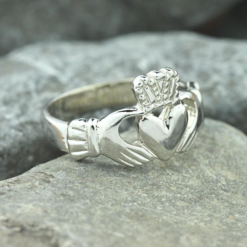 mens claddagh ring