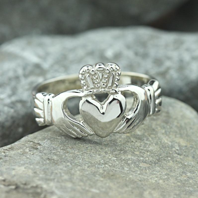 mens claddagh ring 