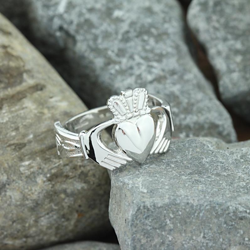 mens claddagh ring 