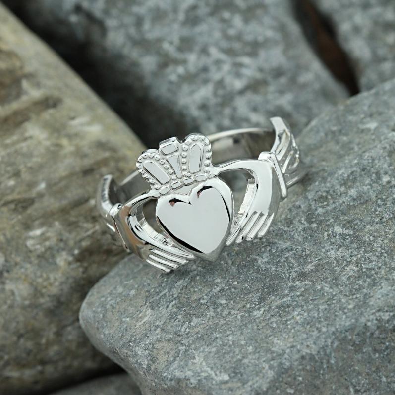 mens claddagh ring 