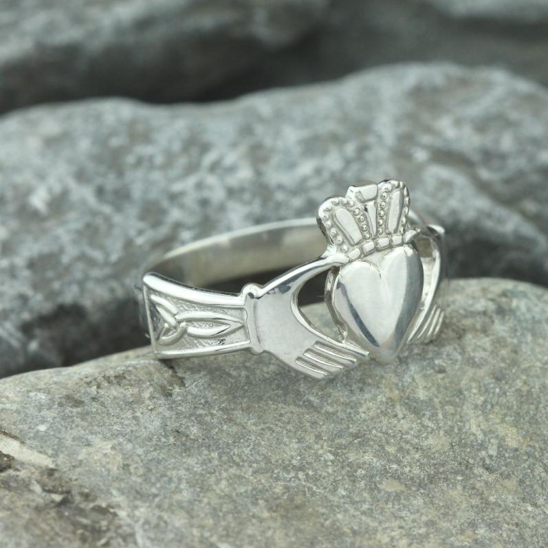 mens claddagh ring 