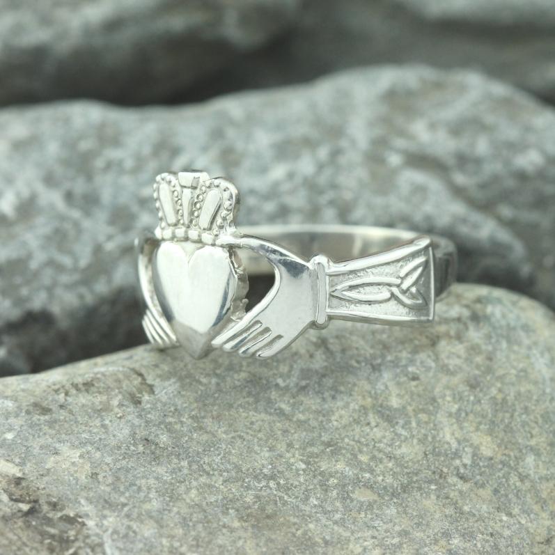 mens claddagh ring 