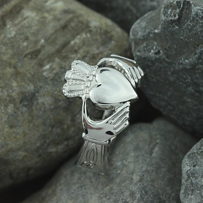 mens claddagh ring 