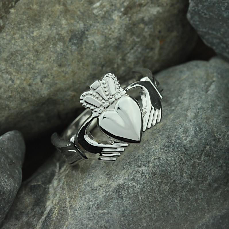 mens claddagh ring 