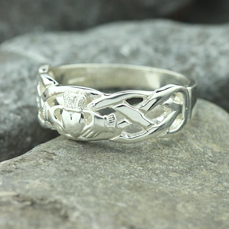 mens claddagh ring 