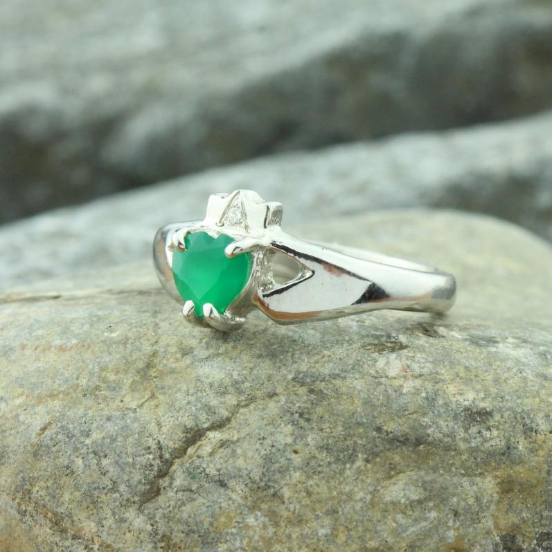 Jewelry - Ladies Diamond And Green Agate Gemstone Claddagh Ring.