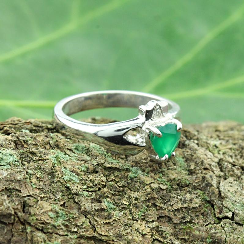 Jewelry - Ladies Diamond And Green Agate Gemstone Claddagh Ring.