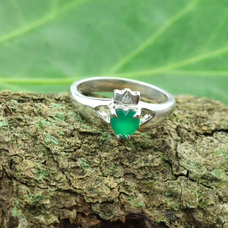 Jewelry - Ladies Diamond And Green Agate Gemstone Claddagh Ring.